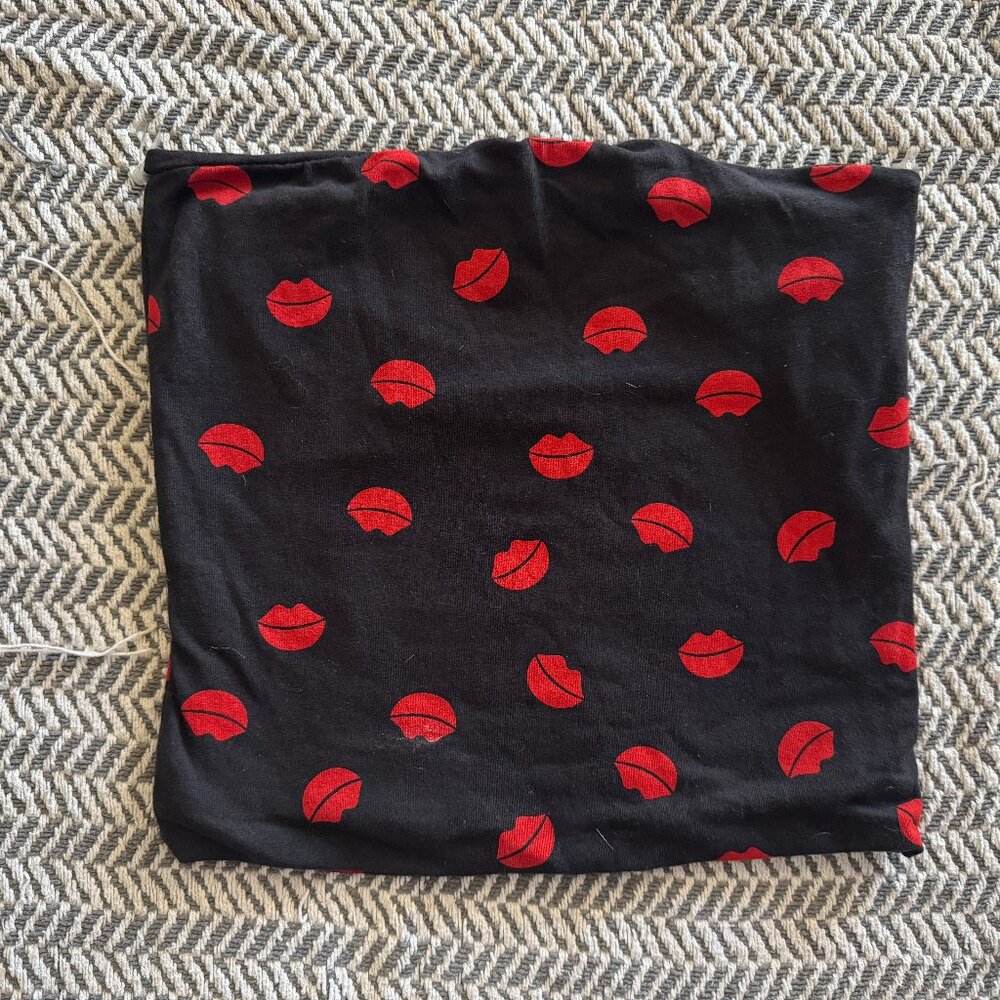 Black Red Lip Kiss Tube Top Cropped Bandau Shirt Womans sz Small
